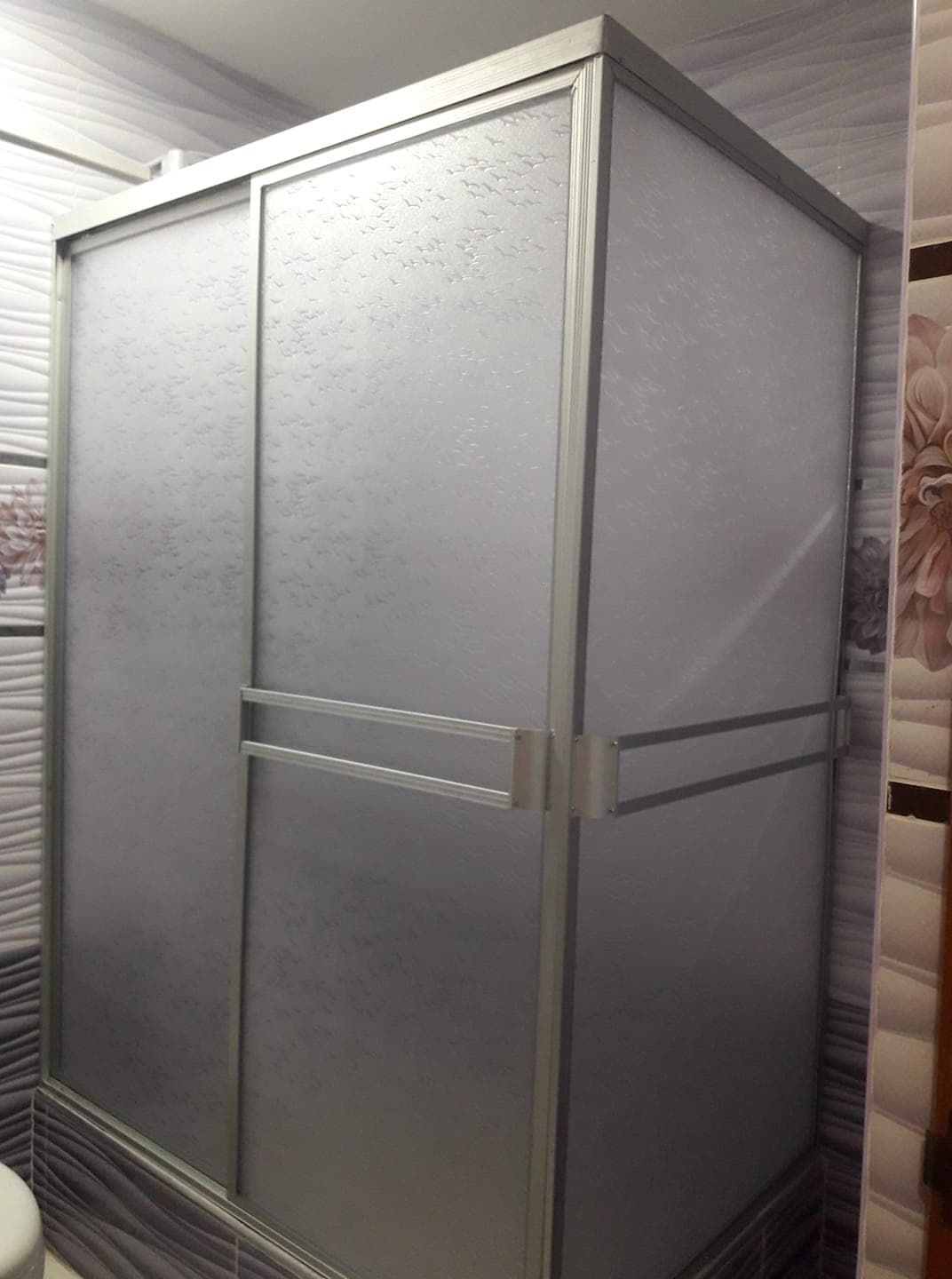 Mampara de Ducha en Acrílico con Estructura de Aluminio